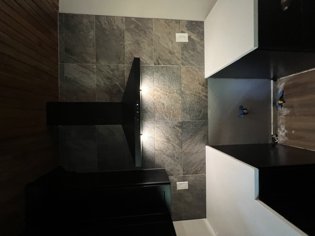 Kitchen range hood and stone tile detail from a Pittman Construction remodel